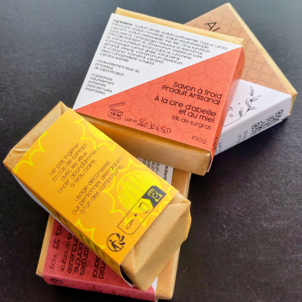Photographie d’une étiquette de savon Bulles de Saison présentant les informations réglementaires.