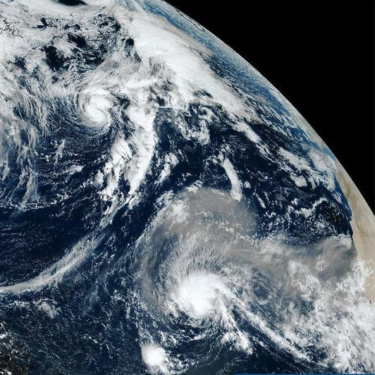 Vue de la Terre depuis l’espace, couverte de nuages au-dessus des océans.